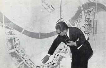 Kenzo Tange presenting the final layout of the city centre of the Ninth Version to the international board of consultants, 1967. Credits: Your Aid to Skopje: April–September 1966. City Council of Skopje, gta archive/ETH Zurich.