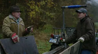 Andreas Geiger und sein Vater beim Ausräumen der halben Hütte©EIKON Media GmbH