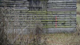 Der rote Strich - ab jetzt gibt es eine Grenze, die mitten durch die Hütte verläuft©EIKON Media GmbH