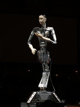 Dirigierroboter Alter nach dem Konzert