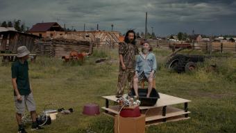 KOLYMA-Erfinder Niurgun mit seinem blinden Vater beim Verjüngungsexperiment (c) Enno Endlicher