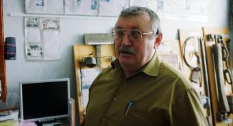 KOLYMA-Ivan Panikarov Gründer eines privaten Kolyma-Museums in der ehemaligen Lagersiedlung Jagodnoje, vor selbst gesammelten Lagerresten (c) Enno Endlicher